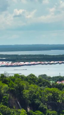 Sabah, Malezya 'daki Sandakan Bölgesi' nin başkenti Sandakan şehrinin insansız hava aracı. Dikey video.