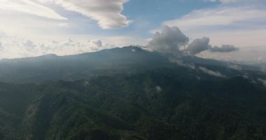 Sumatra 'daki orman ve dağların havadan görünüşü. Tropikal bitki örtüsü olan dağ yamaçları. Endonezya.