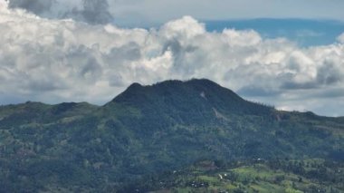 Tropikal bitki örtüsü ve palmiye ağaçlarıyla dağlık bir bölgedeki tepelerden gelen bir dron. Zenciler, Filipinler