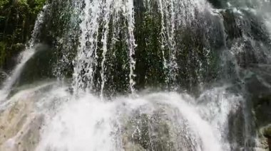 Yeşil ormandaki güzel şelalenin üst manzarası yavaş çekimde. Cebu, Filipinler.