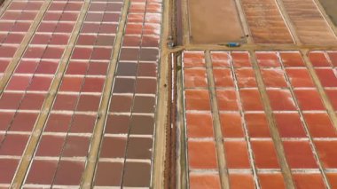 Güzel tuz göletlerinin manzarası. Sri Lanka 'da tuz toplama göletleri.