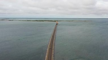 Sangupiddy Köprüsü, Sri Lanka 'nın kuzeyinde Jaffna Gölü boyunca uzanan bir yol köprüsü..