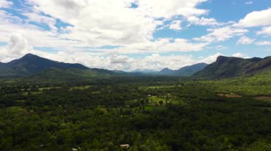 Sri Lanka 'nın dağlık bir bölgesinde yağmur ormanları ve tarım arazisi olan dağlar.