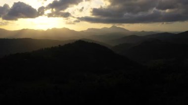 Dağ manzarasının hava aracı gün batımında orman tepeleriyle kaplı. Sri Lanka.