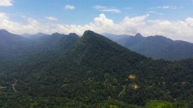 Ormanla kaplı dağ tepeleri olan dağ manzarası. Dağların yamaçlarında hep yeşil bitkiler olur. Sri Lanka.