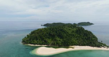Tropik adaların ve mavi okyanusun havadan görünüşü. Tropik bölgelerde deniz manzarası. Agutaya ve Danjugan adaları, Filipinler.