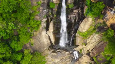 Ormanla çevrili bir dağ kanyonunda tropik bir şelale. Rawana Şelalesi, Sri Lanka.