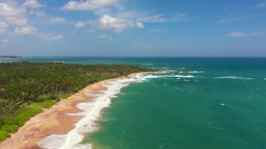Turkuaz suyu olan güzel bir deniz manzarası sahili. Sri Lanka. Yaz ve seyahat tatil konsepti.
