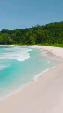 Yoğun ormanlarla çevrili turkuaz suyu olan tenha bir sahil. Anse Cocos plajı. La Digue, Seyşeller.