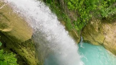 Yeşil ormanın içindeki şelaleler yavaş çekimde. Yağmur ormanlarındaki Inambakan Şelaleleri. Cebu, Filipinler.