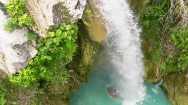 Yağmur ormanlarındaki güzel şelalenin havadan görüntüsü. Cebu, Filipinler.