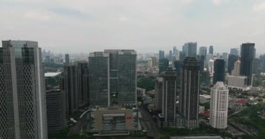 Jakarta, Endonezya - 11 Ekim 2022: Gökdelenleri olan Jakarta şehri Panoraması.