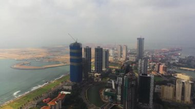 Modern binaları ve gökdelenleri olan Colombo şehri. Liman manzarası.