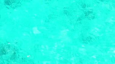 Tropikal denizin berrak suyu. Şeffaf turkuaz deniz suyu, doğal arka plan..