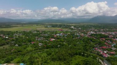 Dağlık Aurora eyaletindeki Baler şehri, dağlar ve tarım arazileri arasında yer almaktadır..