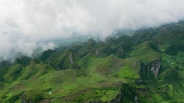 Dağlar ve bulutlar ve sis arasında yeşil tepeler. Osmena Tepesi. Dağ manzarası. Cebu Filipinleri.