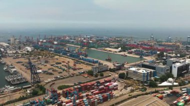 Liman bölgesinde konteynırlar ve kargo vinçleri var. Tanjung Priok limanı. Endonezya.