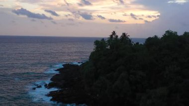 Gün batımında Sri Lanka kıyısı ve okyanus. Hiriketiya, Sri Lanka.