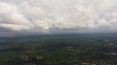 Sri Lanka 'daki yağmur ormanları ve ormanlar arasında kasabalar ve köyler.