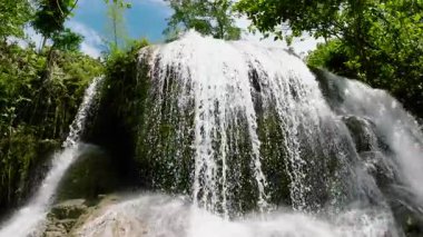 Yeşil ormanda güzel bir şelale. Tropik Lusno Şelaleleri yavaş çekimde. Cebu, Filipinler.