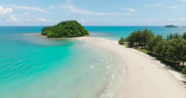 Güzel kumlu sahil ve tropikal ada. Tropik bir manzara. Kelambu Sahili. Borneo, Malezya.