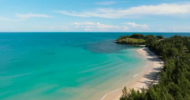 Tropikal kumlu ve mavi okyanuslu deniz manzaralı deniz manzarası. Borneo 'nun Ucu. Kalampunian Sahili. Borneo, Malezya.