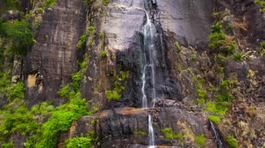 Bambarakanda Şelalesi 'nin hava aracı bir dağ geçidinde. Tropikal ormanda şelale. Sri Lanka.