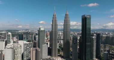 Kuala Lumpur, Malezya - 11 Eylül 2022: Petronas İkiz Kuleleri 'nin yer aldığı Kuala Lumpur başkenti