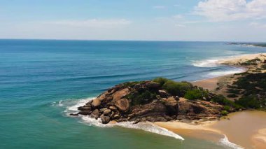 Turkuaz suyu olan güzel bir deniz manzarası sahili. Timsah Kayası, Sri Lanka.
