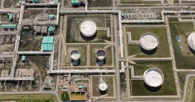 Yer altı tanklarının üzerindeki büyük hava aracı petrol ve gaz rafinerisinde depoluyor. Borneo, Sabah, Malezya.