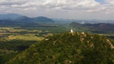 Dağın tepesinde ve vadide bir Budist manastırı. Sri Lanka.