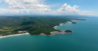 Borneo adasının sahillerinde plajları olan körfezler ve göller. Sabah, Malezya.