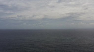 Dalgalı mavi denizin ve bulutlu gökyüzünün hava aracı. Okyanus silüeti.