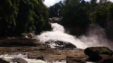 Yeşil bitki örtüsüyle çevrili tropikal bir ormanda orman şelalesi. Dağ ormanında Bopath Falls. Sri Lanka.