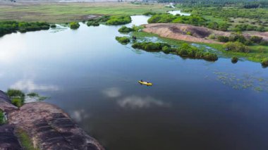Turistler bir kayıkla gölde yüzerler ve vahşi doğadaki filleri izlerler. Arugam Körfezi Sri Lanka.