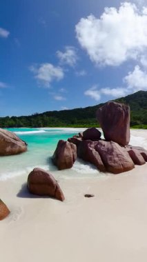 Kristal berraklığında turkuaz suları, yüksek granit kaya oluşumları ve beyaz kum plajı olan gizli bir koy. Seyşeller, La Digue. Anse Komandoları.