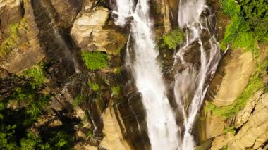Tropikal ormandaki bir dağ geçidinde şelalenin insansız hava aracı. Rawana Şelalesi, Sri Lanka.