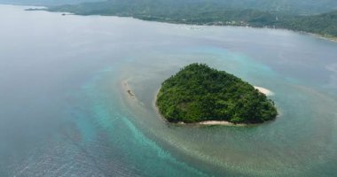 Mavi denizde, mercan adası ve kumsalı olan bir adanın insansız hava aracı. Agutaya Adası, Filipinler.