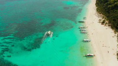 Turistler ve mavi berrak denizli kumsal. Yaz ve seyahat tatili konsepti. Boracay, Filipinler. Tropikal adada sahili olan deniz burnu. Deniz kabuğu kumsalı