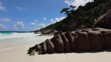 Muazzam granit kayalar, temiz turkuaz sularla okyanus kıyısında karmaşık şekiller oluştururlar. Büyük Anse. Seyşeller, La Digue.