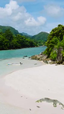 Temiz mavi suları ve kayalık yüzeyi olan güzel kumlu bir sahil. Seyşeller, Mahe.
