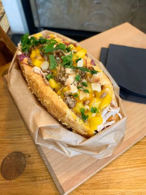 , fındık, ve ahşap tepside otlar, canlı renkler, taze malzemeler, gündelik yemek, modern sunum.