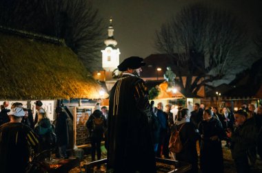 Koprivnica, Koprivnicko-Krizevacka- Hırvatistan - 12,03.2022.: Ortaçağ Noel pazarı, fuar (Srednjovjekovni boini sajam). Ortaçağ Noel pazarı başka bir Noel pazarı sunar..