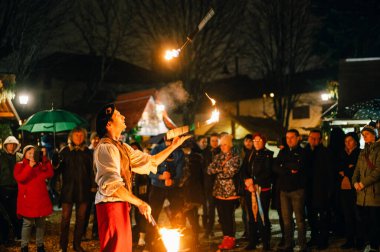 Koprivnica, Koprivnicko-Krizevacka- Hırvatistan - 12,03.2022.: Ortaçağ Noel pazarı, fuar (Srednjovjekovni boini sajam). Ortaçağ Noel pazarı başka bir Noel pazarı sunar..