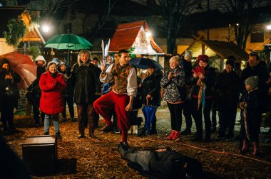 Koprivnica, Koprivnicko-Krizevacka- Hırvatistan - 12,03.2022.: Ortaçağ Noel pazarı, fuar (Srednjovjekovni boini sajam). Ortaçağ Noel pazarı başka bir Noel pazarı sunar..