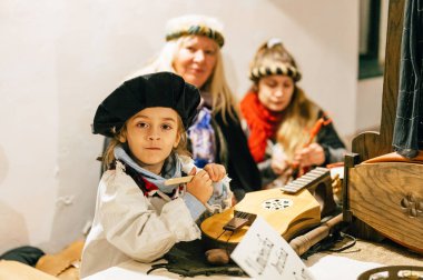 Koprivnica, Koprivnicko-Krizevacka- Hırvatistan - 12,03.2022.: Ortaçağ Noel pazarı, fuar (Srednjovjekovni boini sajam). Ortaçağ Noel pazarı başka bir Noel pazarı sunar..