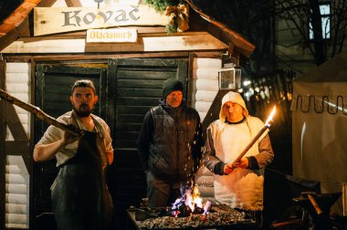 Koprivnica, Koprivnicko-Krizevacka- Hırvatistan - 12,03.2022.: Ortaçağ Noel pazarı, fuar (Srednjovjekovni boini sajam). Ortaçağ Noel pazarı başka bir Noel pazarı sunar..