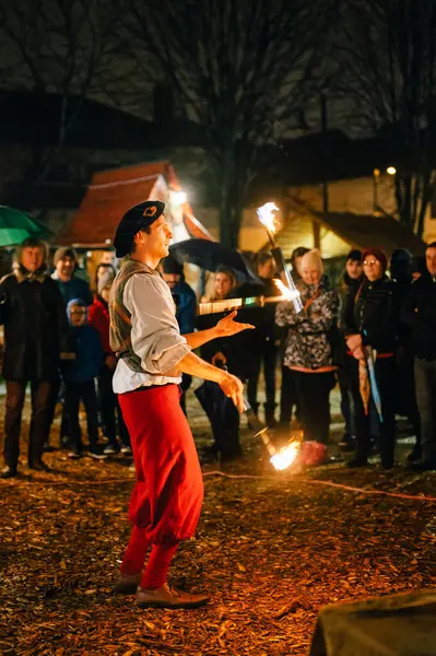 Koprivnica, Koprivnicko-Krizevacka- Hırvatistan - 12,03.2022.: Ortaçağ Noel pazarı, fuar (Srednjovjekovni boini sajam). Ortaçağ Noel pazarı başka bir Noel pazarı sunar..