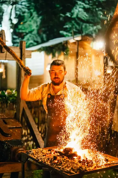 Koprivnica, Koprivnicko-Krizevacka- Hırvatistan - 12,03.2022.: Ortaçağ Noel pazarı, fuar (Srednjovjekovni boini sajam). Ortaçağ Noel pazarı başka bir Noel pazarı sunar..