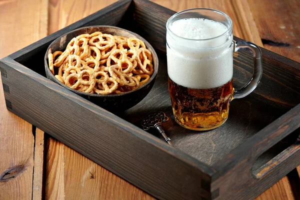 Cerveza Con Pretzels Estilo Rústico — Foto de Stock